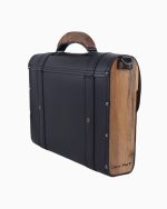 Sac à main Frankie vu de dos et de l'autre profil, avec une finition en cuir noir et des panneaux en bois. Le design inclut des rivets argentés et une poignée en bois, soulignant son esthétique moderne.
