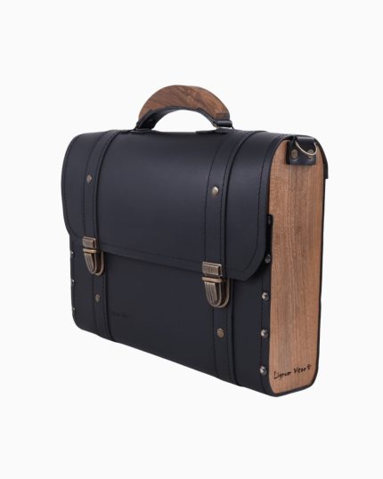 Sac à main Frankie vu de profil, avec une finition en cuir noir et des panneaux en bois sur le côté. Le sac présente des fermetures dorées et une poignée en bois, soulignant son design élégant.