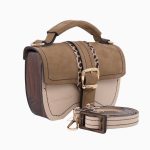 Sac à main Minima avec un design élégant, présentant un rabat en cuir beige et marron, avec des accents en cuir imprimé léopard. Le sac est équipé d'une boucle dorée et d'une bandoulière assortie.