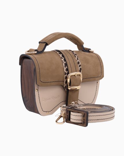 Sac à main Minima avec un design élégant, présentant un rabat en cuir beige et marron, avec des accents en cuir imprimé léopard. Le sac est équipé d'une boucle dorée et d'une bandoulière assortie.