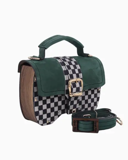 Un sac à main Minima en forme de boîte, avec un design à carreaux noir et blanc sur le devant et un revêtement en suède vert. Le sac présente une poignée supérieure et une bandoulière assortie.