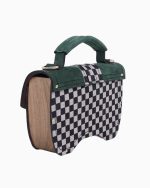 Sac à main Minima vu de dos et de profil, présentant un design à carreaux noir et blanc. Le sac arbore une finition en bois sur les côtés, avec une poignée supérieure et un rabat en suède vert.