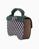 Sac à main Minima vu de dos et de l'autre profil, affichant un design à carreaux noir et blanc. La finition en bois est visible sur les côtés, avec une poignée supérieure et un rabat en suède vert.