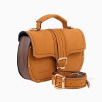 Sac à main Jonna Urban, avec un design moderne en cuir marron clair, présentant un rabat élégant et des finitions en bois. Le sac est équipé d'une boucle dorée et d'une bandoulière assortie.