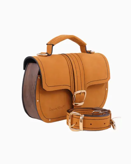 Sac à main Jonna Urban, avec un design moderne en cuir marron clair, présentant un rabat élégant et des finitions en bois. Le sac est équipé d'une boucle dorée et d'une bandoulière assortie.