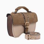 Sac à main Maxima, avec un design sophistiqué en cuir beige et marron, accompagné d'un rabat en suède et d'accents en cuir imprimé léopard. Le sac est doté d'une boucle dorée et d'une bandoulière assortie.