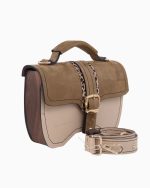 Sac à main Maxima, avec un design sophistiqué en cuir beige et marron, accompagné d'un rabat en suède et d'accents en cuir imprimé léopard. Le sac est doté d'une boucle dorée et d'une bandoulière assortie.