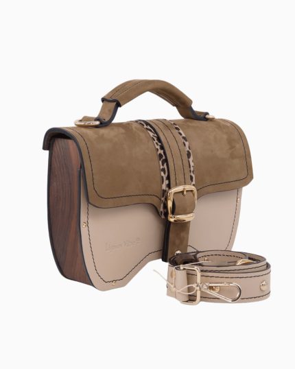 Sac à main Maxima, avec un design sophistiqué en cuir beige et marron, accompagné d'un rabat en suède et d'accents en cuir imprimé léopard. Le sac est doté d'une boucle dorée et d'une bandoulière assortie.