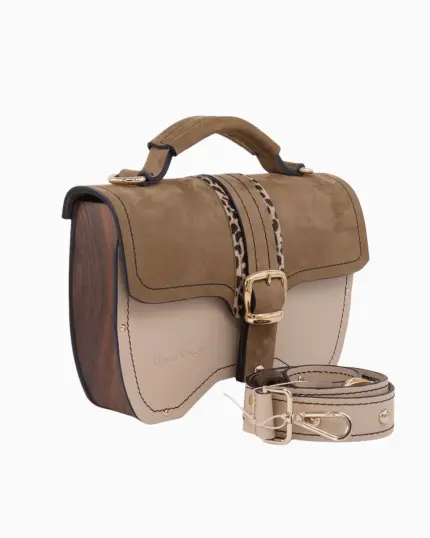 Sac à main Maxima, avec un design sophistiqué en cuir beige et marron, accompagné d'un rabat en suède et d'accents en cuir imprimé léopard. Le sac est doté d'une boucle dorée et d'une bandoulière assortie.