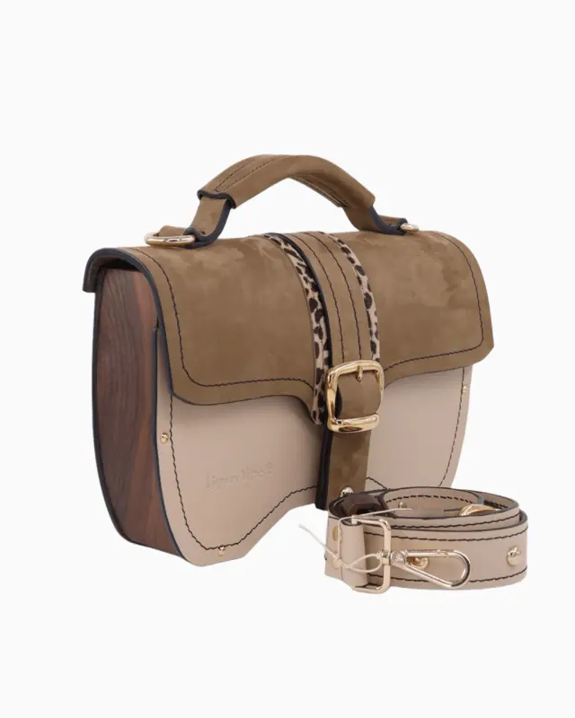 Sac à main Maxima, avec un design sophistiqué en cuir beige et marron, accompagné d'un rabat en suède et d'accents en cuir imprimé léopard. Le sac est doté d'une boucle dorée et d'une bandoulière assortie.