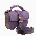 Sac à main Minima en couleur lilas, avec un design élégant en cuir doux et des finitions en bois. Le sac présente une boucle dorée et est accompagné d'une bandoulière assortie.