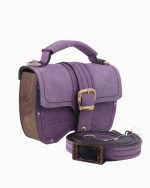 Sac à main Minima en couleur lilas, avec un design élégant en cuir doux et des finitions en bois. Le sac présente une boucle dorée et est accompagné d'une bandoulière assortie.
