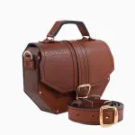 Sac à main Okta, avec un design élégant en cuir texturé marron, mettant en valeur des finitions en bois. Le sac est équipé d'une boucle dorée et d'une bandoulière assortie